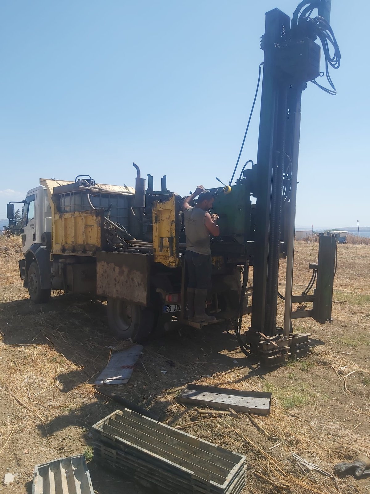 SPT sondaj çalışması — saha operatörü